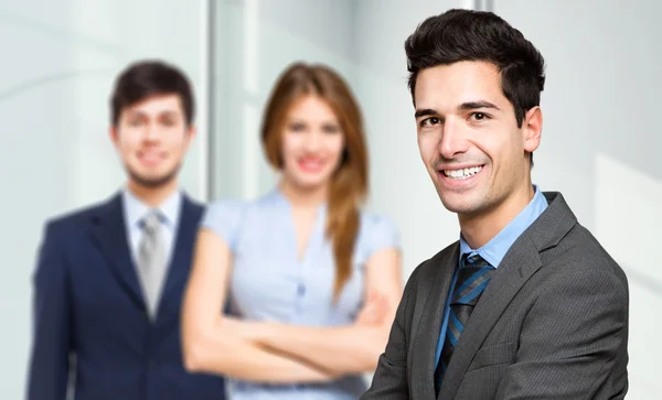 Empresário na frente da equipe — Fotografia de Stock