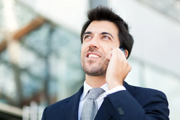 Uomo d'affari che parla al telefono — Foto Stock