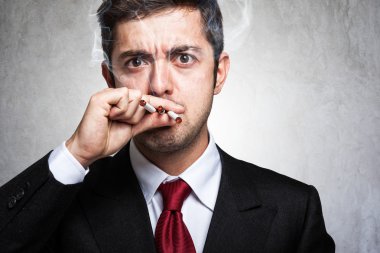 Birçok sigara gergin işadamı