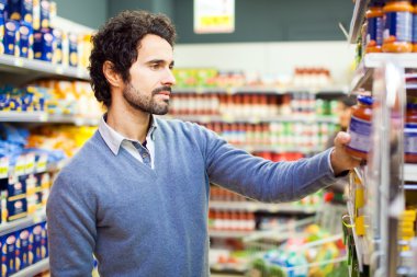 Süpermarkette alışveriş yapan bir adam