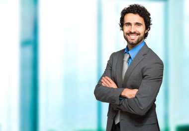 Çapraz kollu bir iş adamı