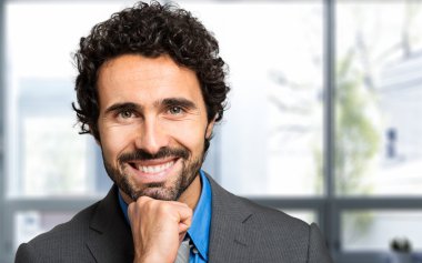 Çeneye yumruk ile işadamı