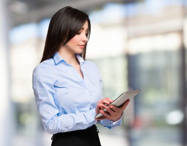iş kadını dijital tablet kullanma