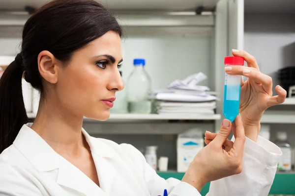 Cientista feminina em laboratório — Fotografia de Stock