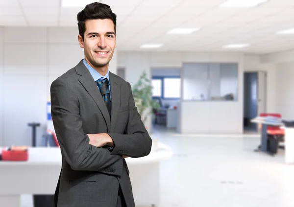 Ung man porträtt i office — Stockfoto