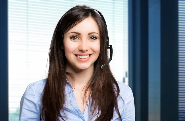Kvinnliga call centre operatör — Stockfoto