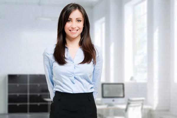 Femme d'affaires dans son bureau — Photo