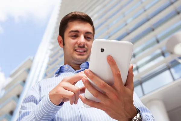 Homme utilisant une tablette numérique — Photo