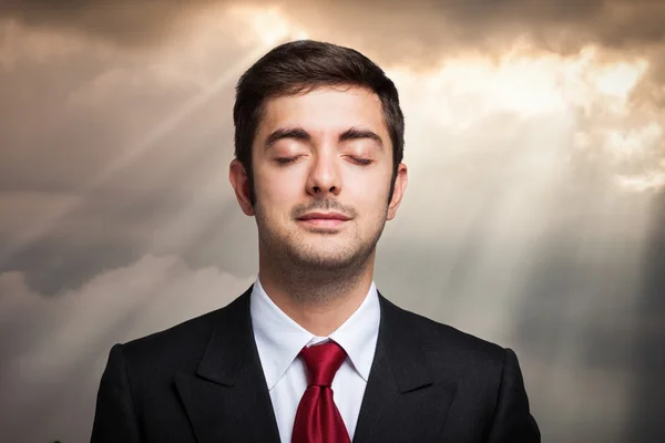 Entspannter Geschäftsmann mit geschlossenen Augen — Stockfoto