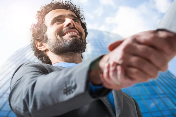 Affärsmän skakar hand — Stockfoto