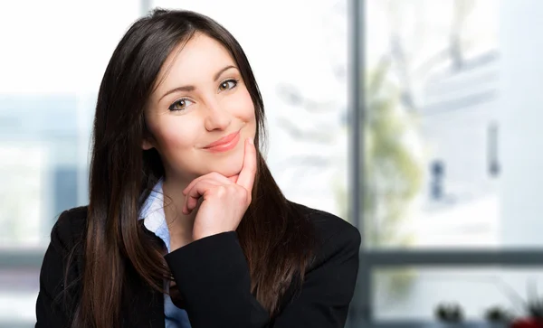 Junge Geschäftsfrau im modernen Büro — Stockfoto