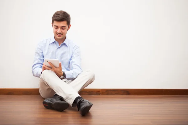 Hombre usando una tableta digital — Foto de Stock
