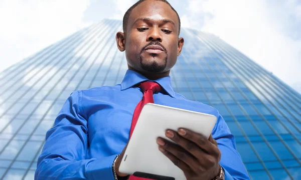 Businessman using tablet computer — Stock Photo, Image