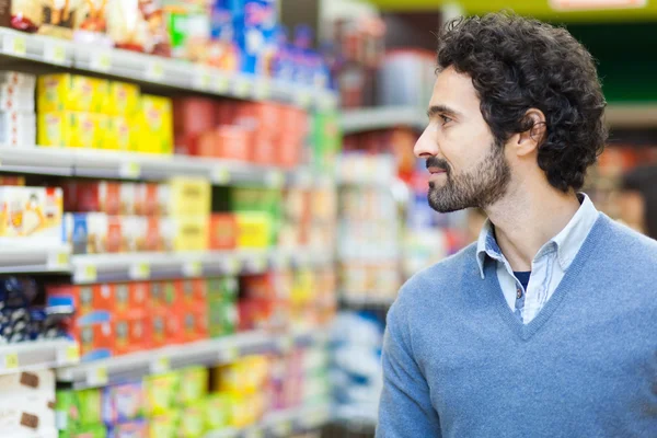 Man shopping in a supermarket — Stock Photo, Image
