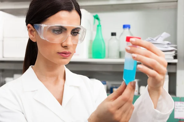 実験室での女性の科学者 — ストック写真
