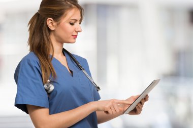 Kadın hemşire dijital tablet kullanma