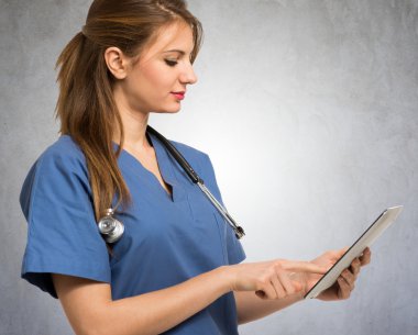 tıbbi çalışan dijital tablet kullanma