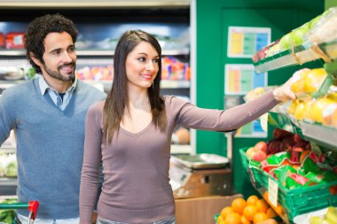 bir süpermarkette alışveriş Çift