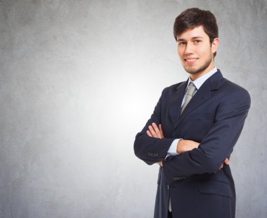 katlanmış silah ile genç işadamı