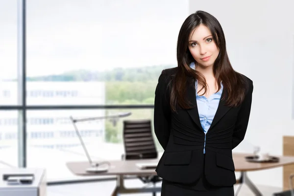 Zakenvrouw in office — Stockfoto