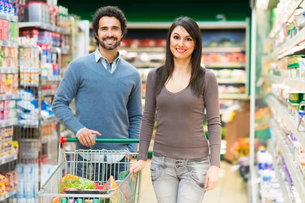 Coppia shopping al supermercato — Foto Stock