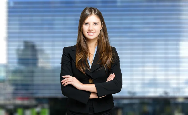 Mujer de negocios en un entorno urbano — Foto de Stock