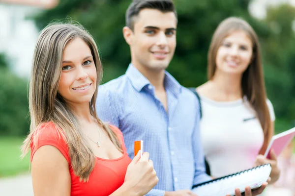 Drie lachende studenten in park — Stockfoto