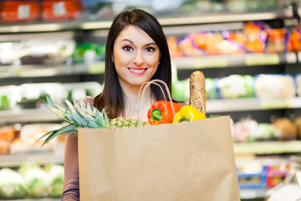 Frau beim Einkaufen im Supermarkt — Stockfoto