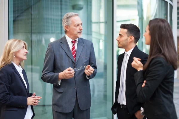 Mensen uit het bedrijfsleven bespreken — Stockfoto