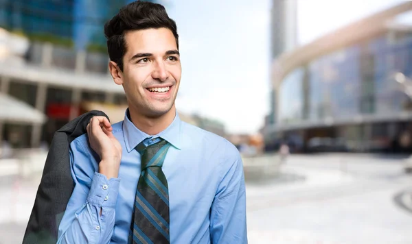 Joven empresario en entorno urbano — Foto de Stock