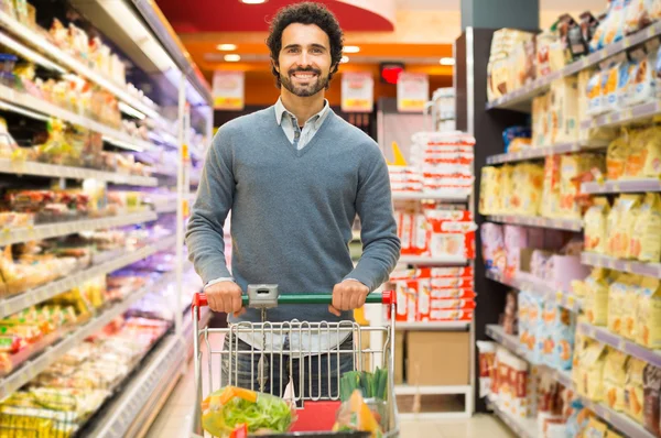 Mężczyzna zakupy w supermarkecie — Zdjęcie stockowe
