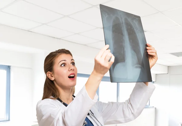Doktor při pohledu na to radiografie — Stock fotografie