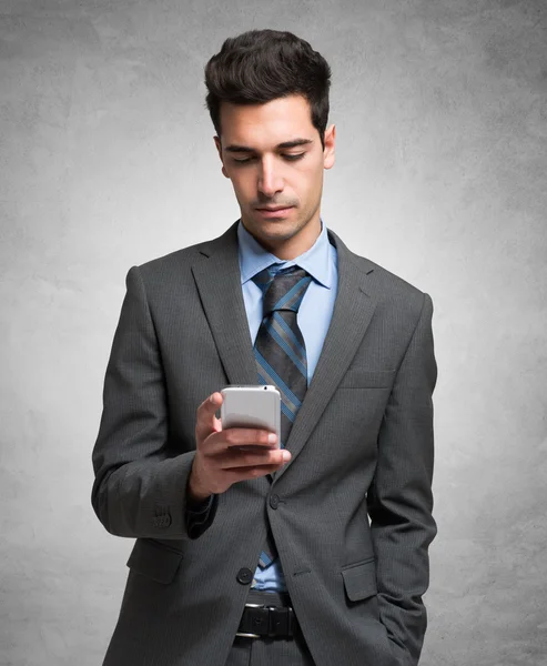 Businessman using his mobile phone — Stock Photo, Image