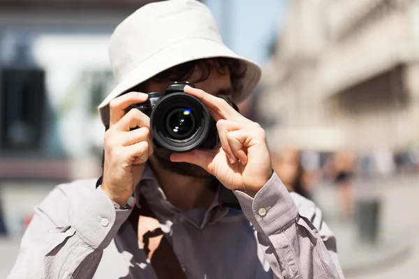 Tourist using his camera — Stock Photo, Image