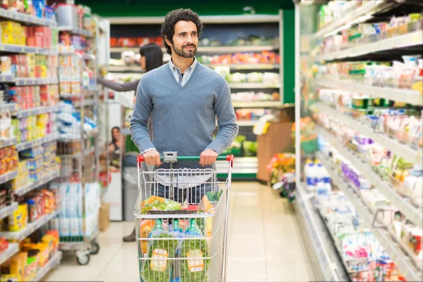Süpermarketten alışveriş yapan adam. — Stok fotoğraf