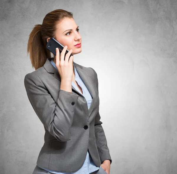 Donna d'affari che parla al telefono — Foto Stock