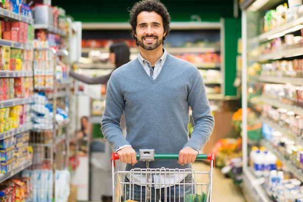 Homem compras no supermercado — Fotografia de Stock