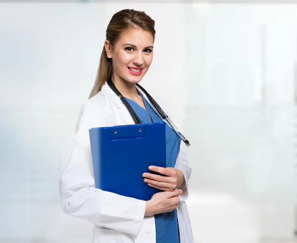 Sorridente médico feminino — Fotografia de Stock