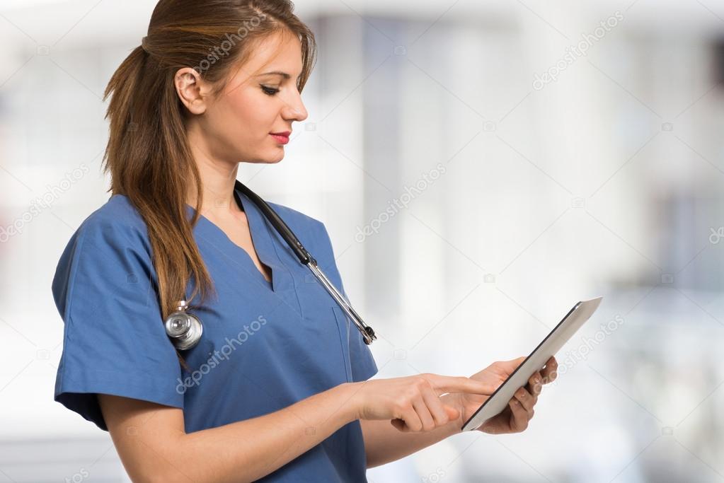 Mujer enfermera con tableta digital — Fotos de Stock ...