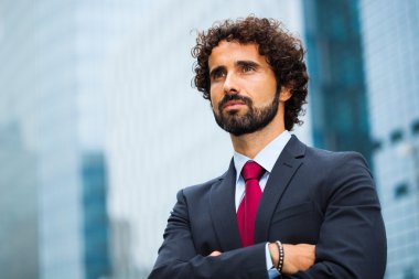 yakışıklı işadamı açık havada