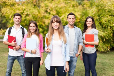 grup gülümseyen öğrenci