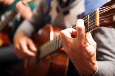 Klasik gitar çalan클래식 기타 연주자