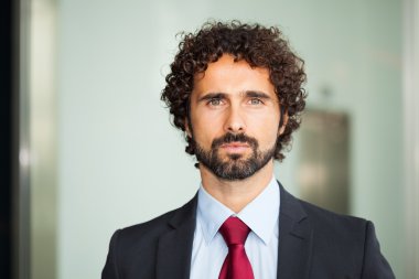 ofis yakışıklı işadamı