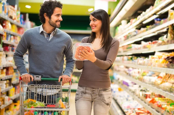 Casal de compras em um supermercado — Fotografia de Stock