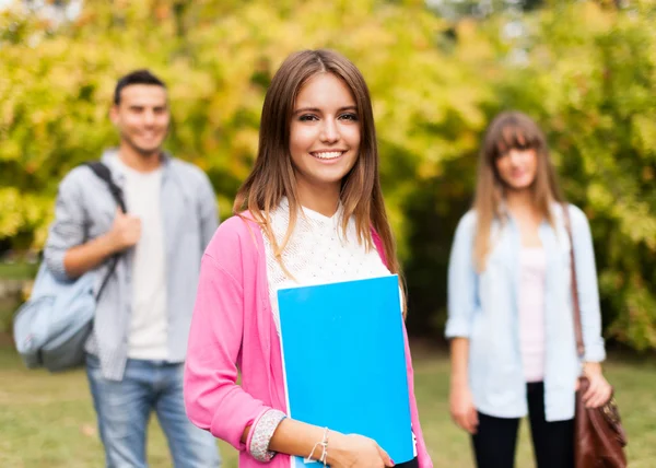 Belos estudantes sorridentes — Fotografia de Stock