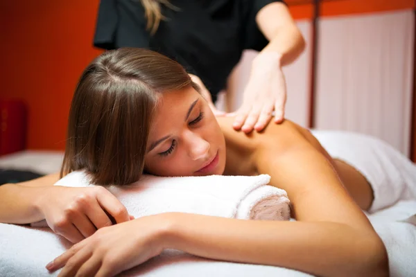 Kvinnan får massage — Stockfoto