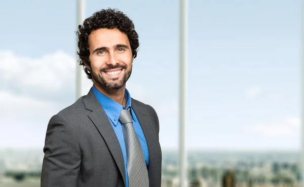 Empresário sorridente no escritório — Fotografia de Stock