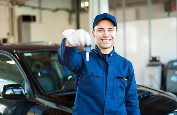 Mechanic returning keys to you — Stock Photo, Image