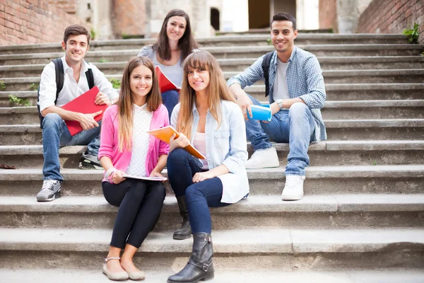 Studenti sedí na schodiště — Stock fotografie