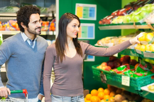 Par shopping i snabbköp — Stockfoto